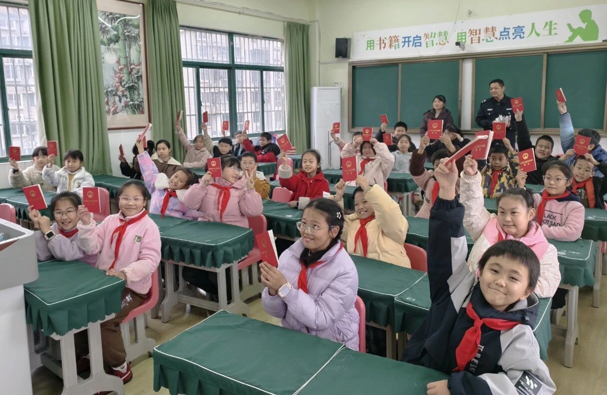 图为扫把沟司法所走进建安小学滨江校区开展宪法小课堂活动。