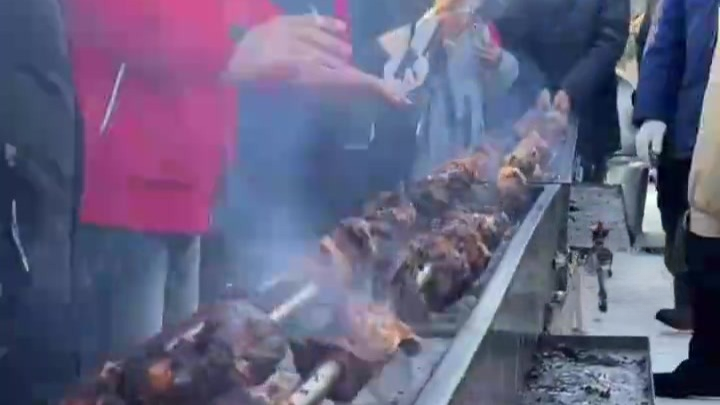 5米长牛肉串、3米高糖葫芦树惊现内蒙古乌拉盖冰雪节