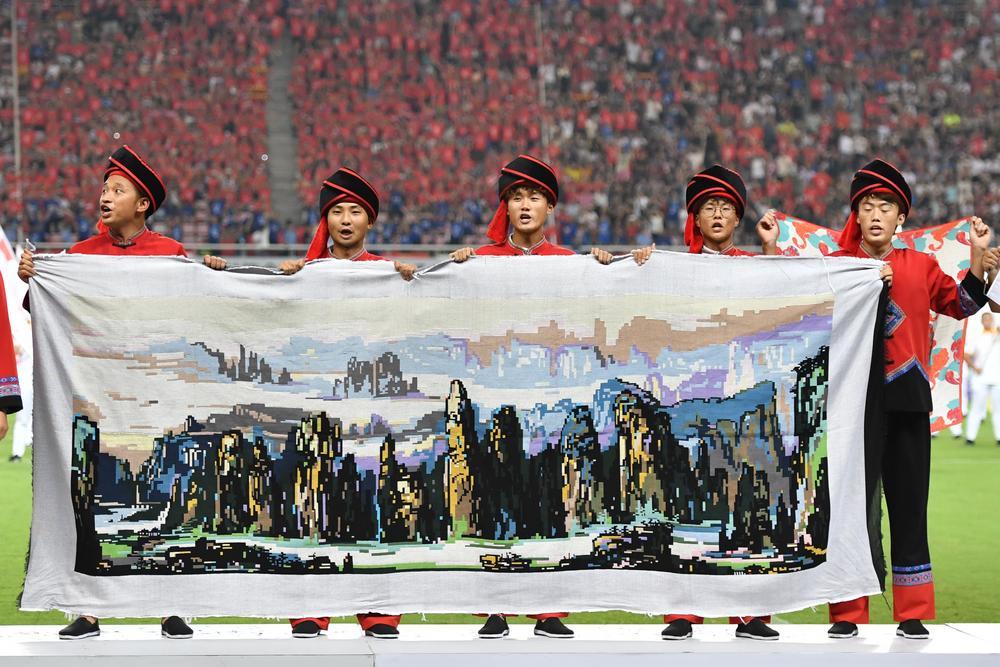 2025年9月7日，张家界队在2025“湘超”开幕式上展示张家界风景画。新华社记者 陈振海 摄