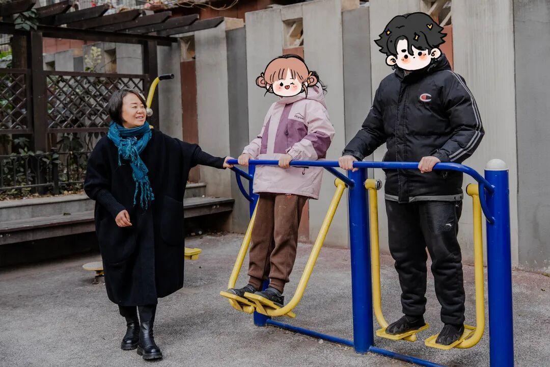 姚敏带孩子们在小区健身