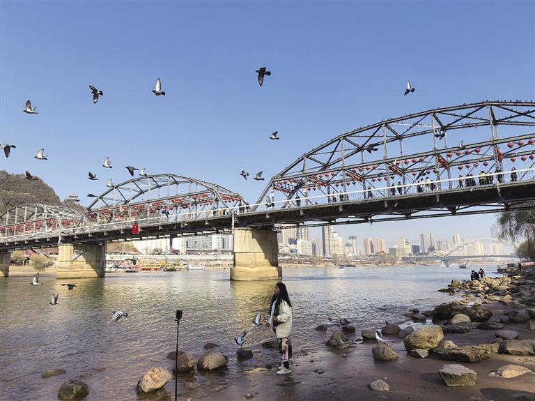 市民在黄河风情线休闲娱乐