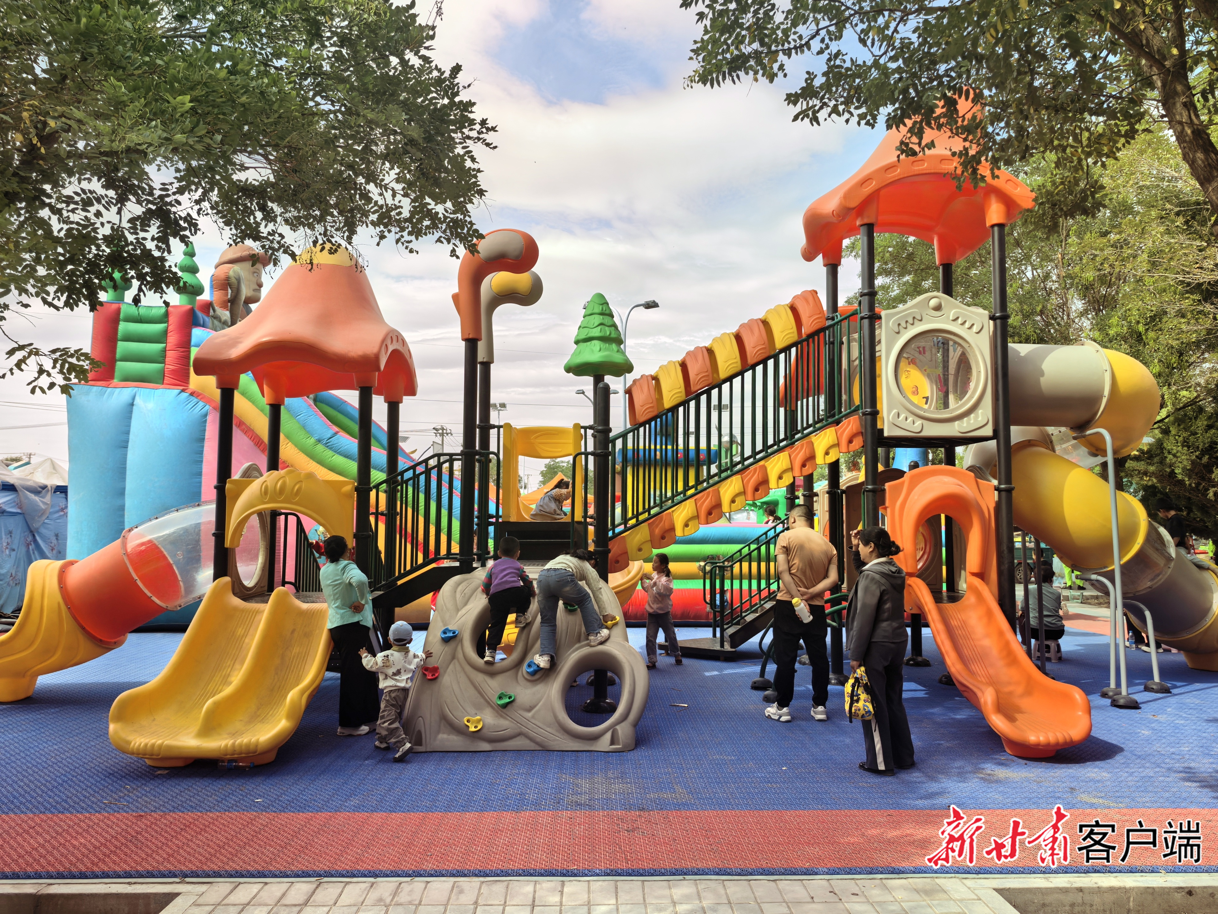 金昌市金川区双湾镇天生炕村的儿童健身设施