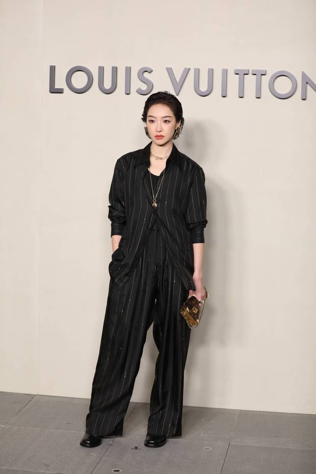 宋茜背头造型好帅气。