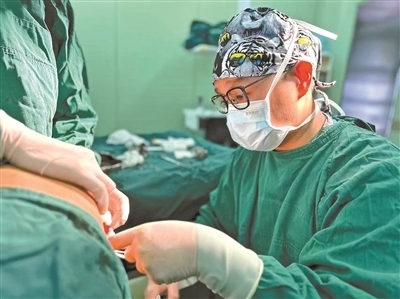 北京专家在宣化区医院进行手术