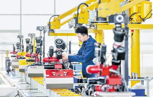 1月5日,中信重工开诚智能装备有限公司工人在生产线上组装机器人。