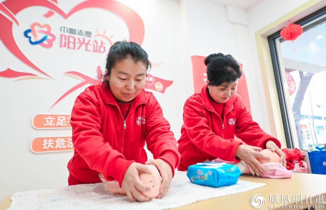 甘肃省巾帼家政服务大集开市，家政从业者展示新生儿抚触按摩技艺。张修毅　摄