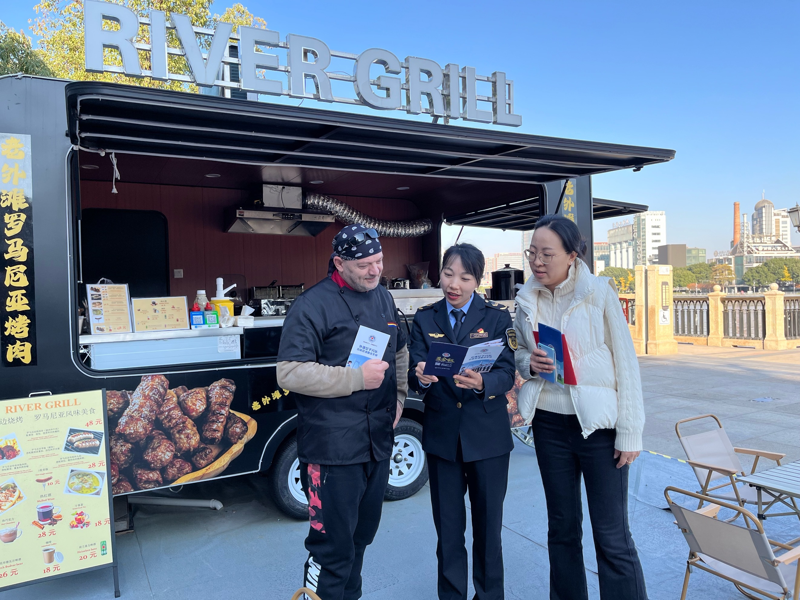 新年新“语”法！江北外滩女子分队推中英双语普法 打造国际化街区治理新气象