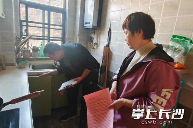 网格员、志愿者组成暖心服务队，用“敲门行动”敲开安全门。 均为长沙晚报通讯员 石磊供图