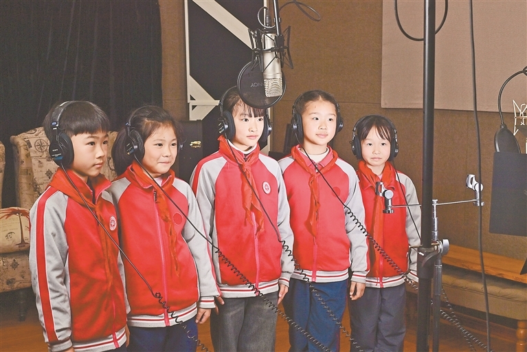 2025年12月23日，孩子们在录音棚内，唱出古老非遗的蓬勃韵味。