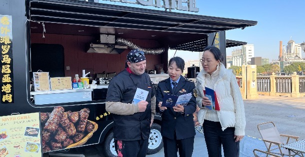 新年新“语”法！江北外滩女子分队推中英双语普法 打造国际化街区治理新气象 