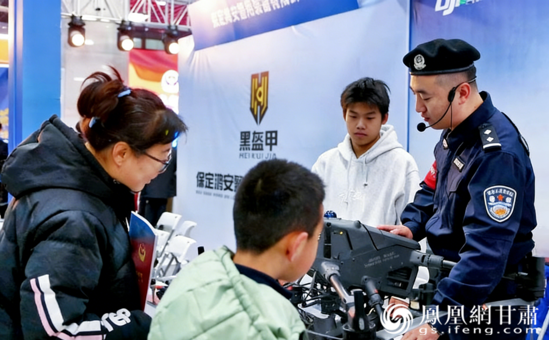 警察为群众介绍警用装备　陈坤　摄