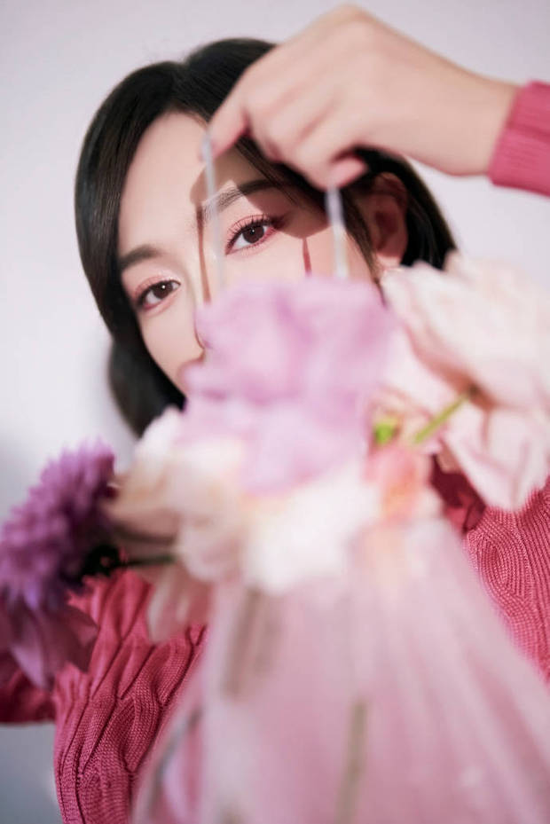 唐嫣妆容精致。