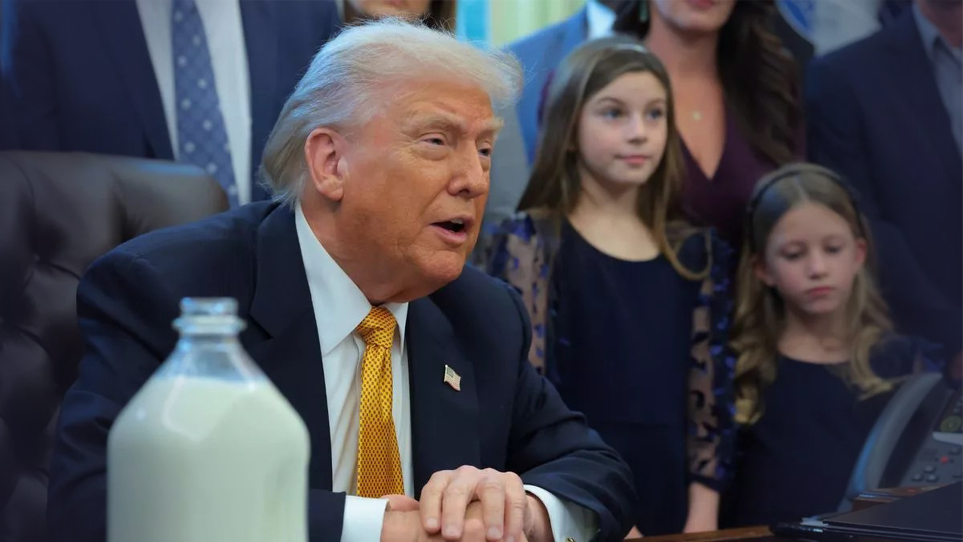 法案签署现场现荒诞一幕！特朗普邀请记者喝一瓶放了5天的牛奶