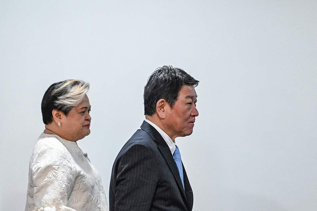 1月15日,日本外务大臣茂木敏充(右)与菲律宾外交部长拉扎罗在新闻发布会后同行。(视觉中国)