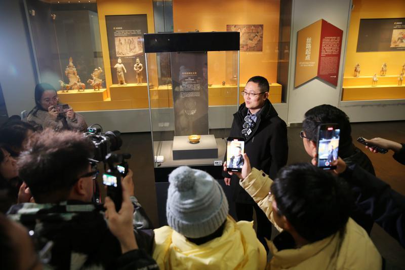 西安博物院副院长王梓奕介绍展出的何家村窖藏出土文物。