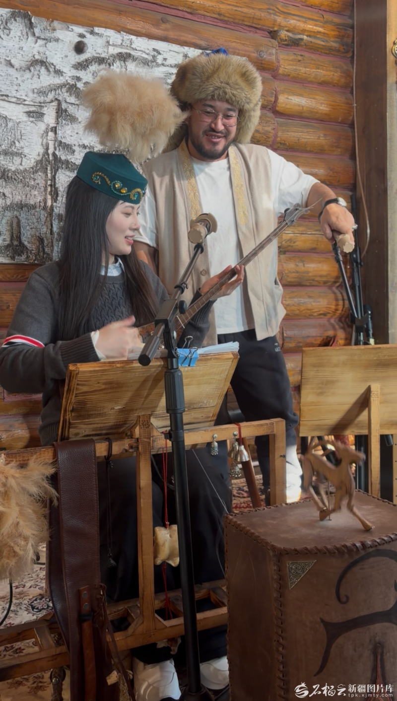 “热雪新疆e起来·一路开‘新’网络名人代表,与马蹄乐队主唱叶尔波森(右)互动,体验非遗技艺“沃尔铁克”。石榴云/新疆日报记者 宋海波摄