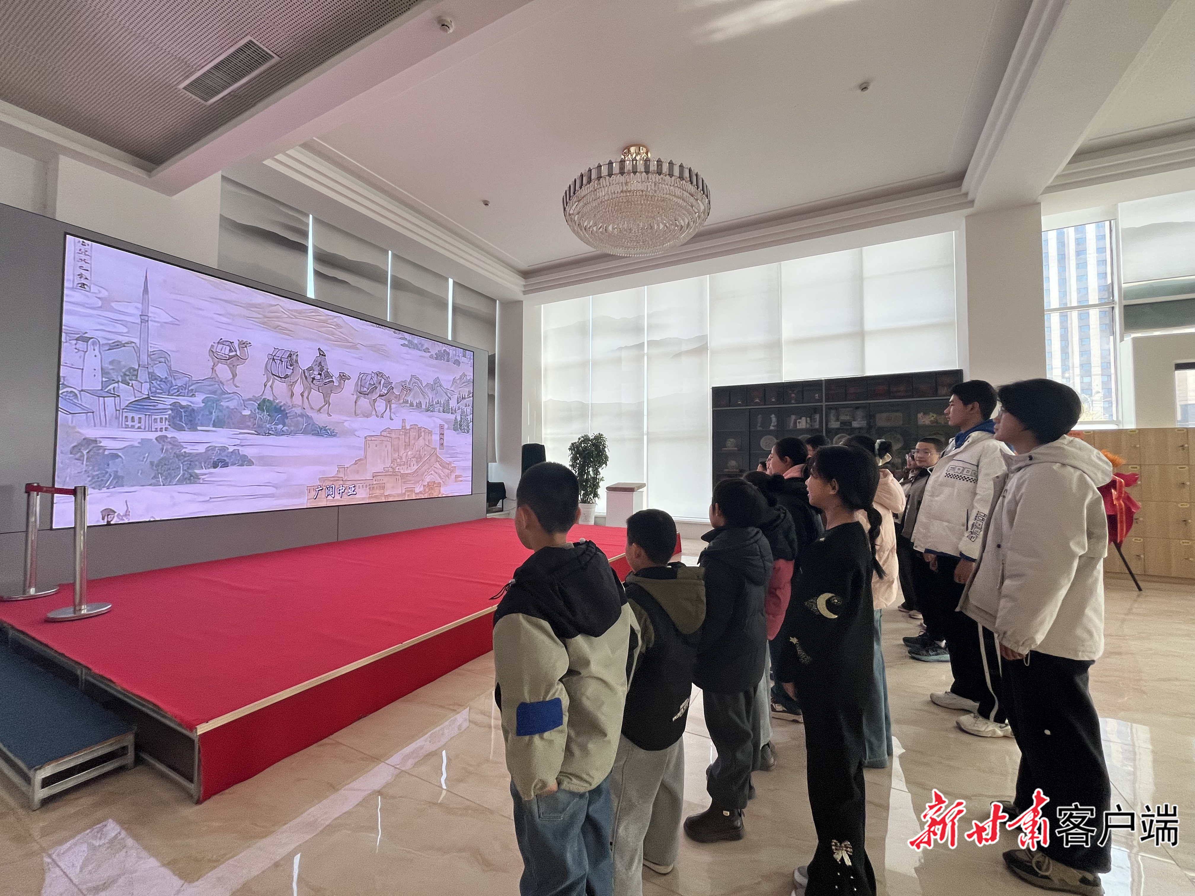 学生们观看《敦煌印象・丝路虹霓》数字视频