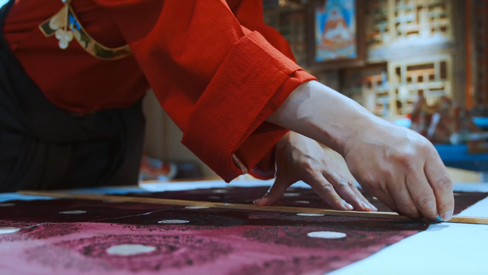 当丝绸遇见唐卡，甘孜这项非遗技艺有多绝？｜《探秘丝路甘孜·解码川西秘境》第二季