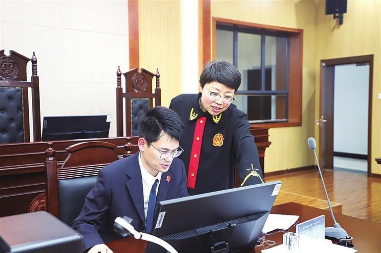 新区法院立案庭干警工作中