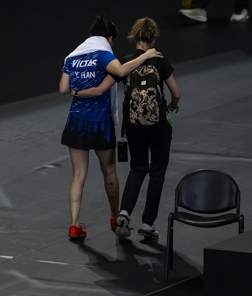 当地时间2024年1月11日，2024WTT多哈球星挑战赛女单1/16决赛，韩莹因跟腱断裂退赛。视觉中国　图
