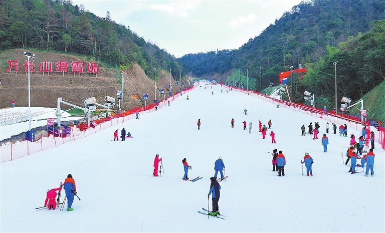 崇义县：冰雪运动点燃冬日激情（图）