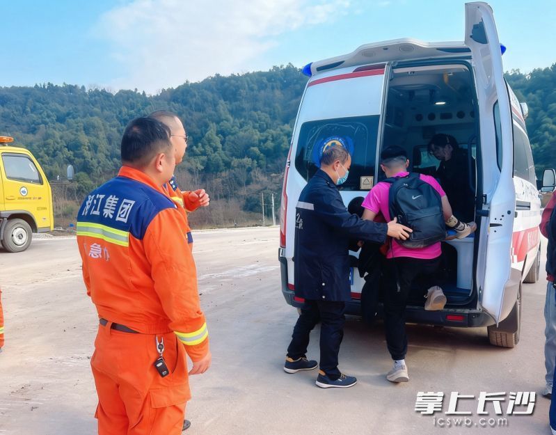 1月10日，一名孩童随家人违规进入象鼻窝省级森林公园徒步受伤，在湘江集团应急办工作人员紧急协助下，伤者得以及时送医。通讯员供图
