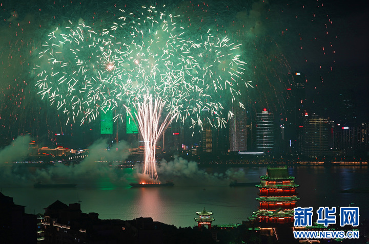 10月1日拍摄的2025年南昌市国庆烟花晚会。 新华社记者 万象 摄