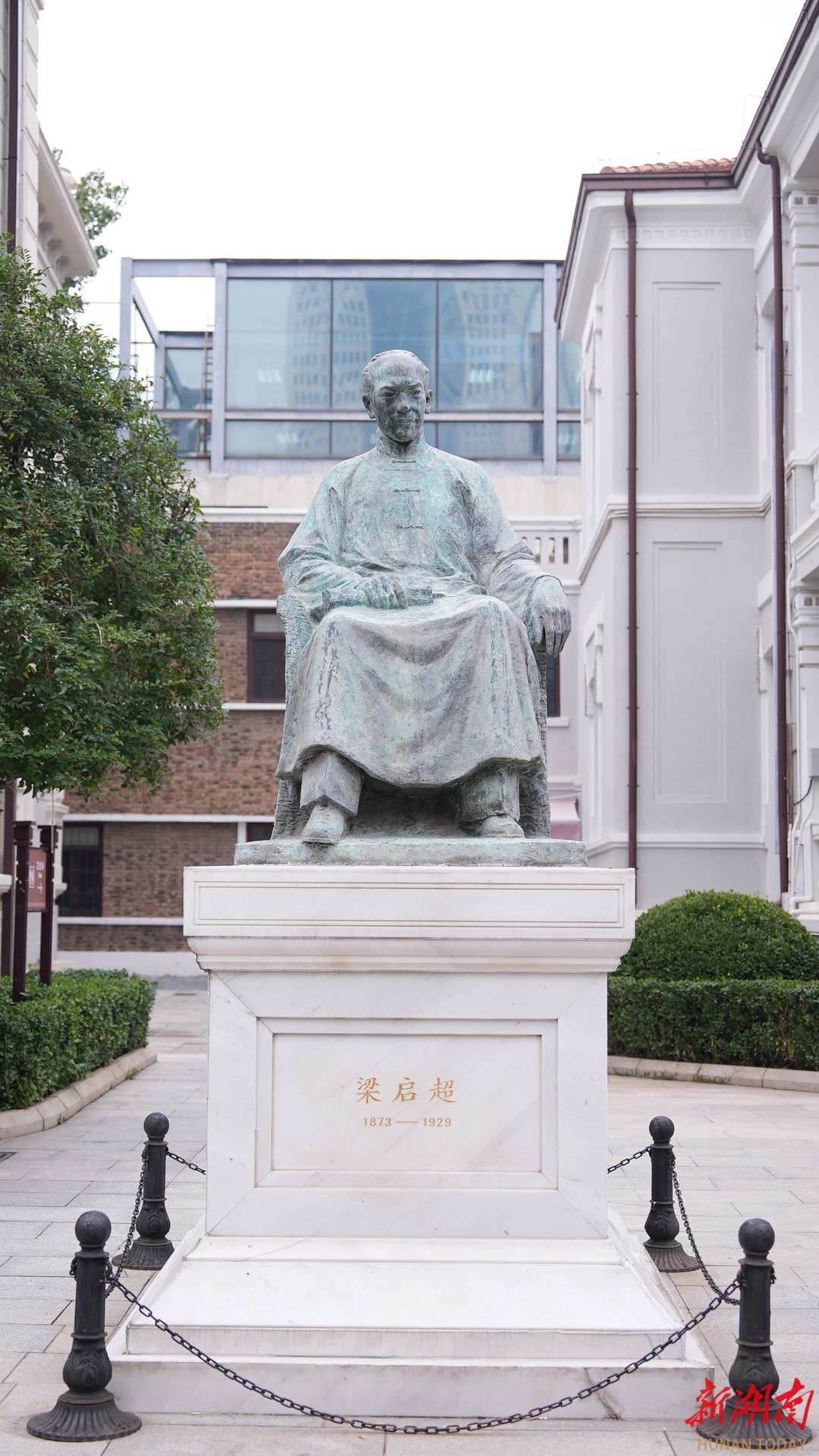 梁启超铜像。