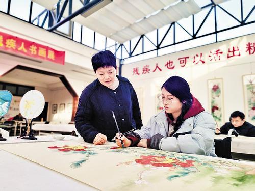 1月9日，在宁晋县工笔画爱心小院，工笔画教师扈金潮（左一）指导学员李娜作画。 本报记者 孙青摄
