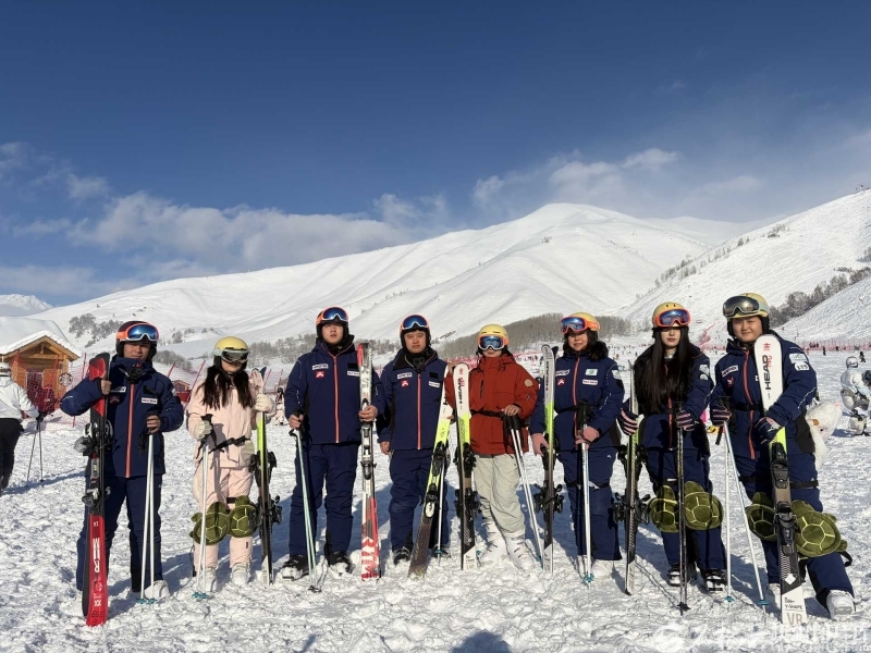 热雪新疆e起来·一路开“新”网络主题活动的名人代表在吉克普林国际滑雪度假区合影留念。石榴云/新疆日报记者 宋海波摄