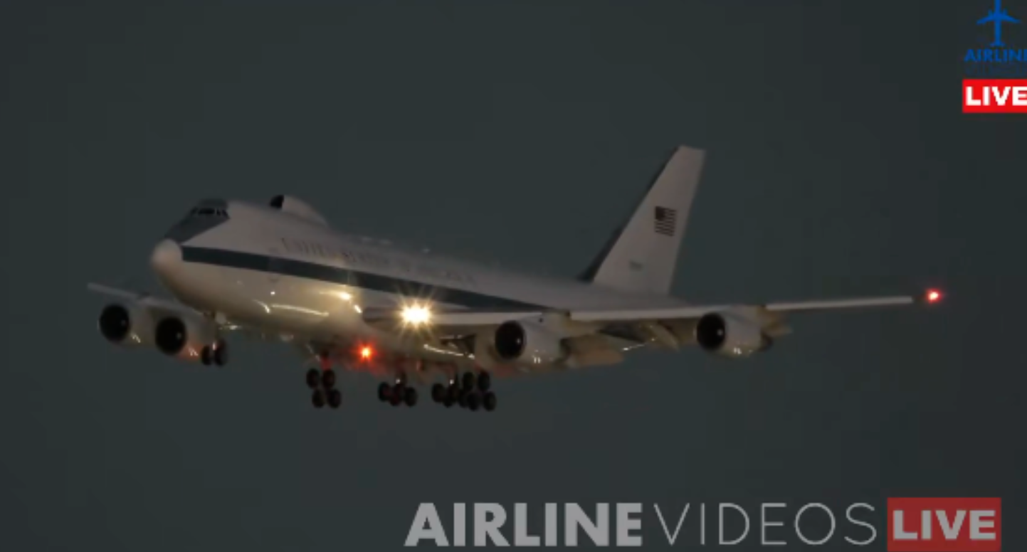 当地时间1月8日，被称为“末日飞机”的波音E-4B军机被拍到降落在洛杉矶国际机场。