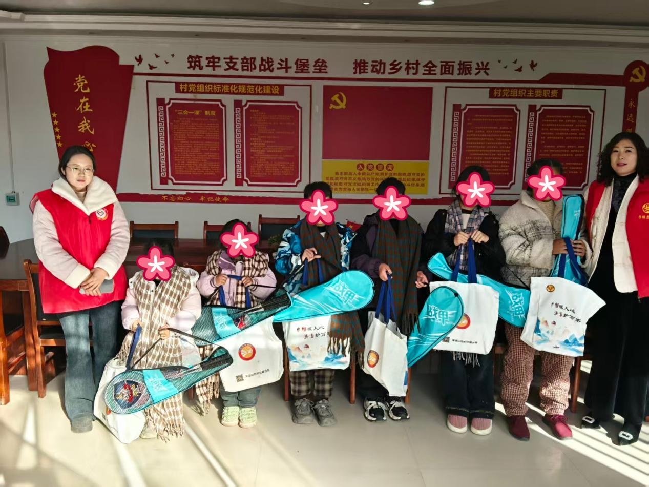 “愛心媽媽”為孩子們送上冬日溫暖。（魯山縣委宣傳部供圖）
