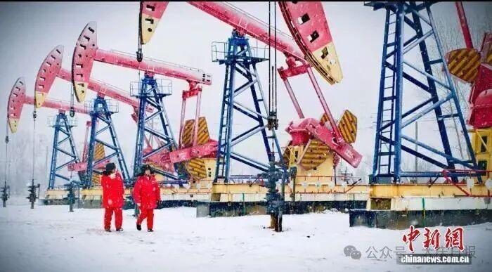 大庆油田采油厂工作人员在巡查作业中