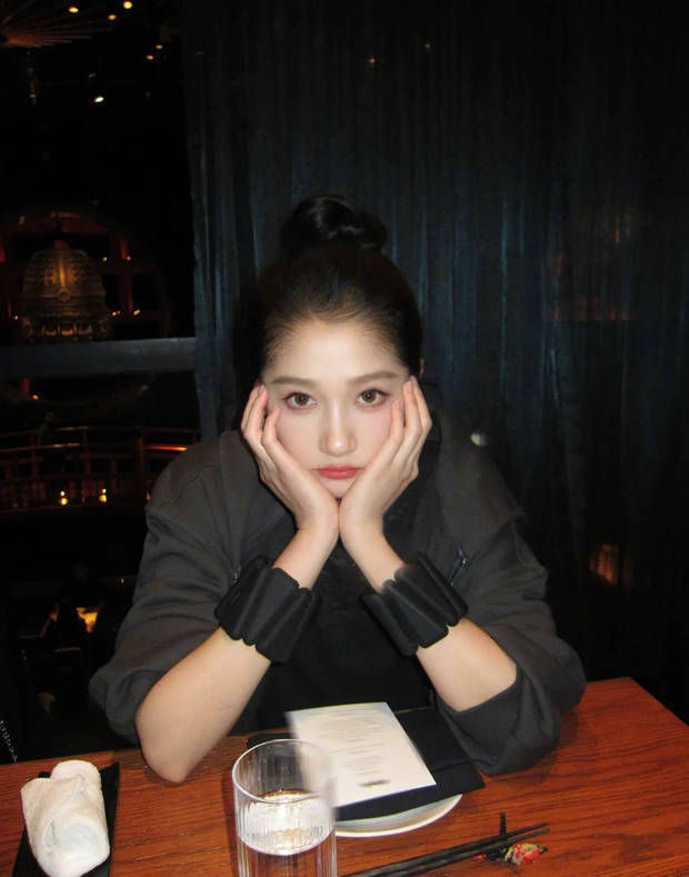 关晓彤双手托脸，十分呆萌可爱。