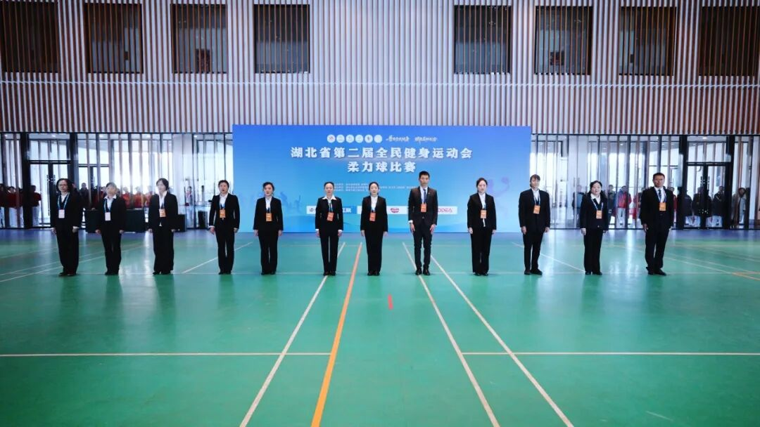 （柔力球裁判员队伍入场）