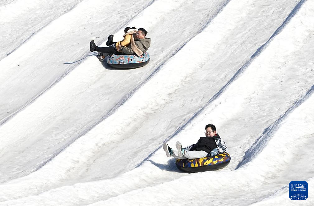 1月11日，游客在石家庄市正定县冰雪嘉年华游玩。