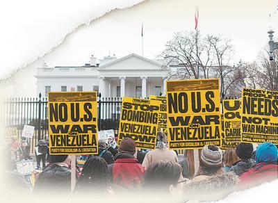 1月3日,美国华盛顿特区,示威人群在白宫前手持标语,反对美国在委内瑞拉开展军事行动。