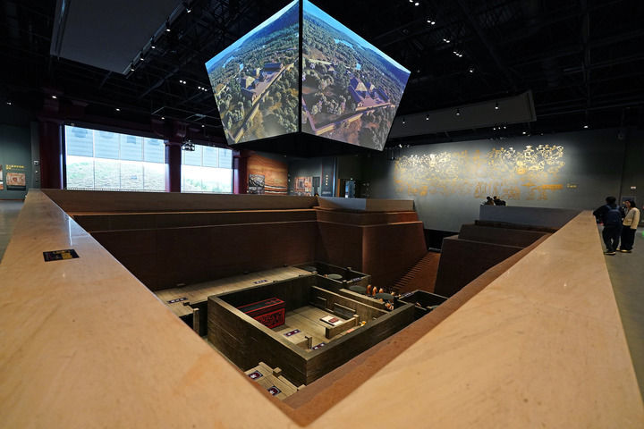 观众参观位于江西南昌的海昏侯刘贺主墓遗址（2023年12月15日摄）。新华社记者 万象 摄