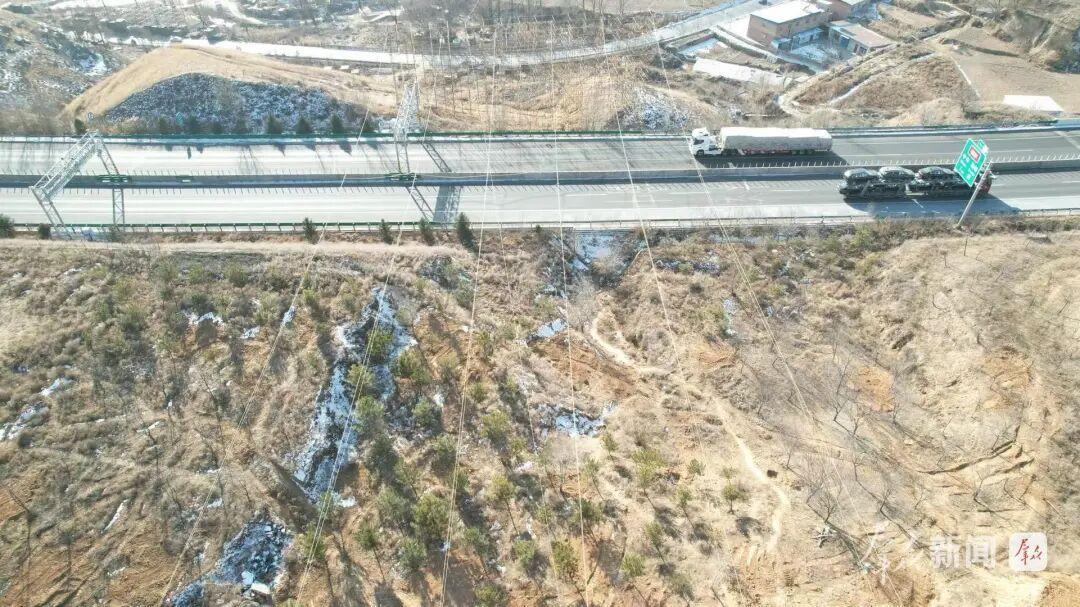 圖為陜北至關(guān)中第三輸電通道750千伏輸變電工程現(xiàn)場(chǎng)