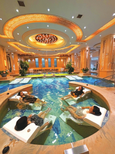 崇宁堡温泉成为游客休闲放松的热门选择。记者张谦摄