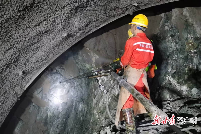 天陇铁路马街隧道掘进现场