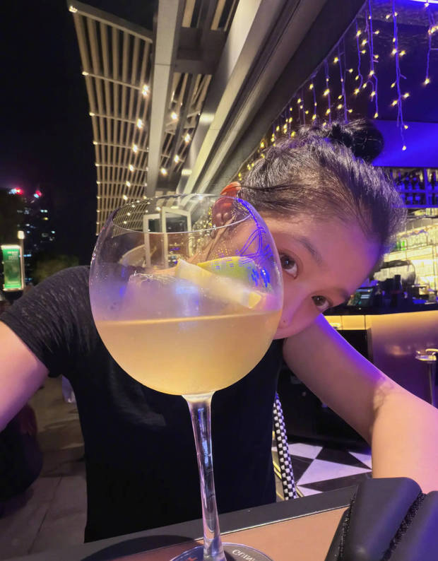 关晓彤夜跑之余，还品尝了美酒。