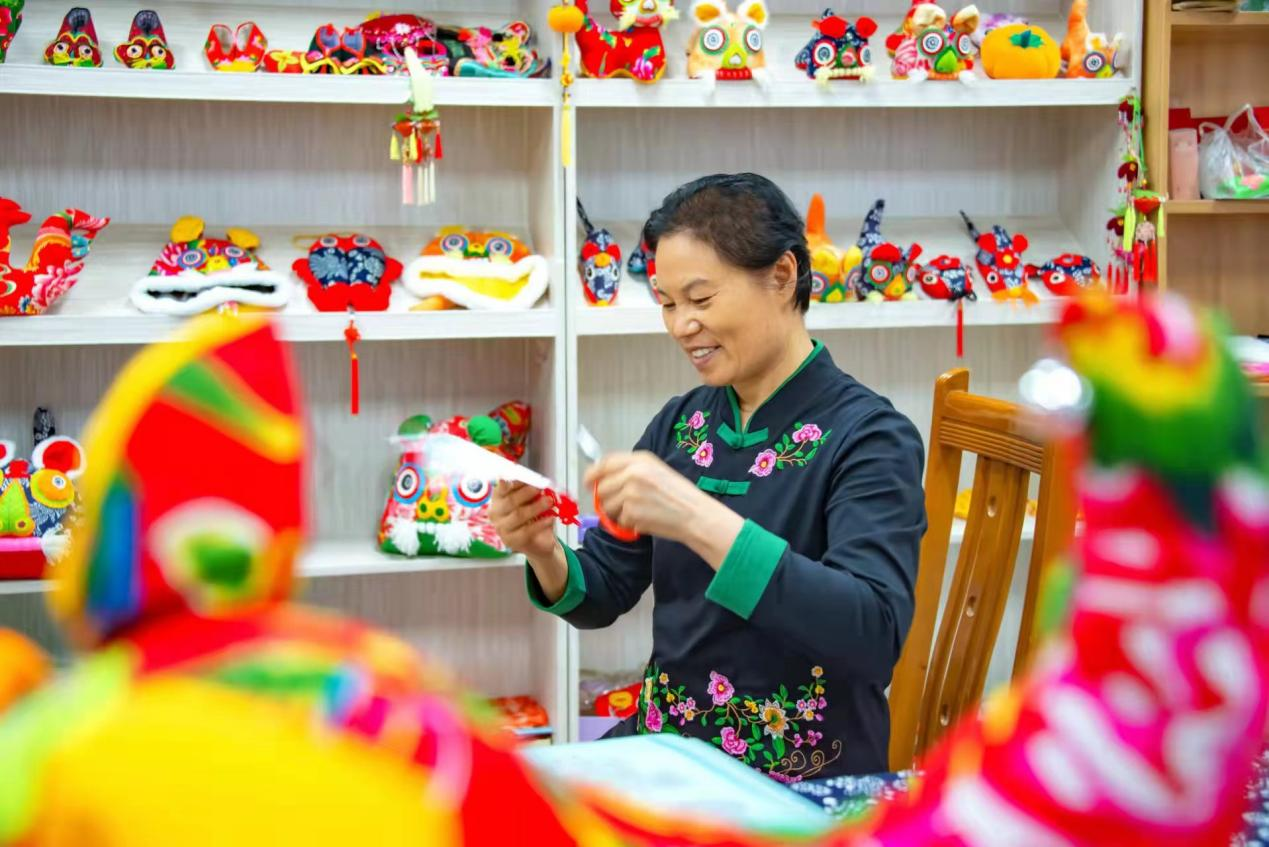 陈秀兰——妙手剪出美世界