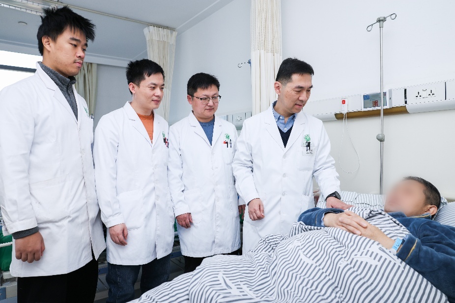 石欣主任带领团队检查患者康复情况 张鑫 摄