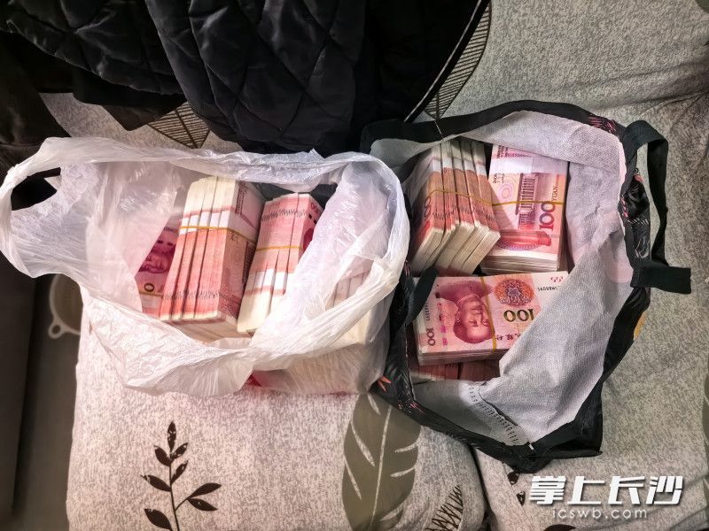 被及时拦截下来的65万元现金。通讯员 邓科 摄