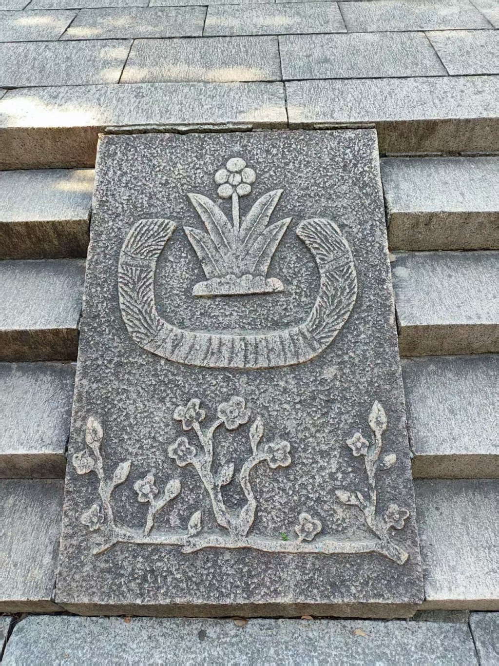 叶圣陶墓园台墀上雕刻桃花、李花和万年青,象征桃李满天下,业绩峙千秋