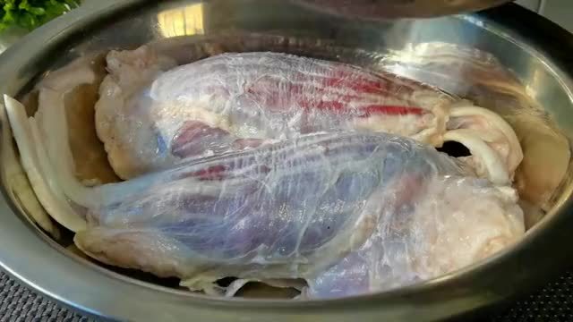 牛肉直接放酱油中泡1天，味道比驴肉都香，学会了人人夸你是大厨