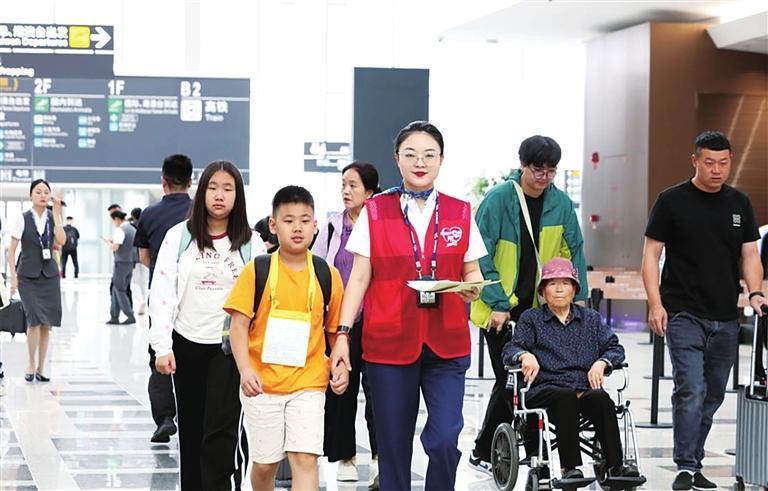中川机场“小红帮您”班组人员服务旅客