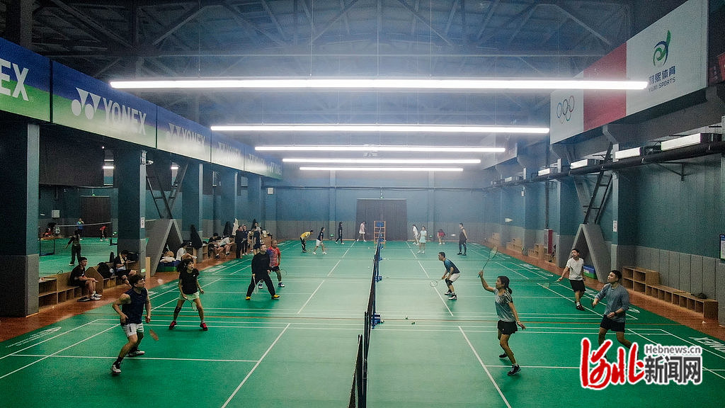 1月14日,市民在保定市竞秀区百花1970体育文化园健身打球。