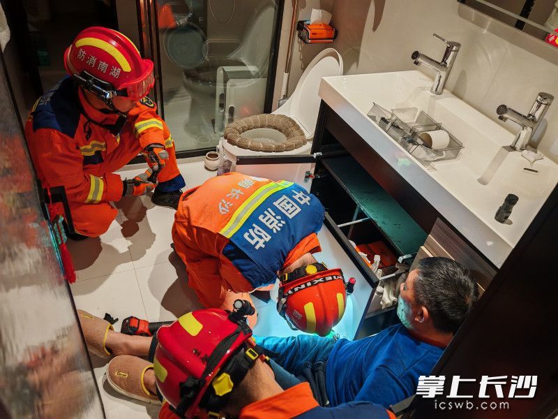 消防员帮助老人脱困。长沙晚报通讯员 王磊 摄